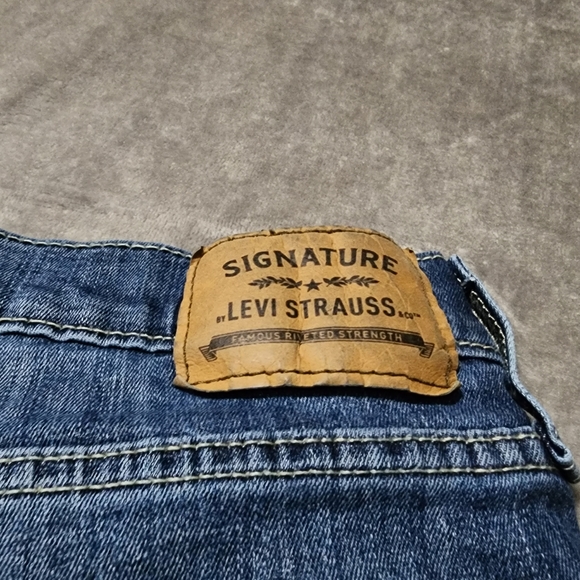 Levi Distressed Denim Shorts - Picture 5 of 5